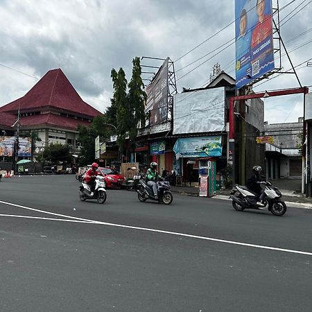 Oemah Jawa Guesthouse เจมเบอร์ ภายนอก รูปภาพ