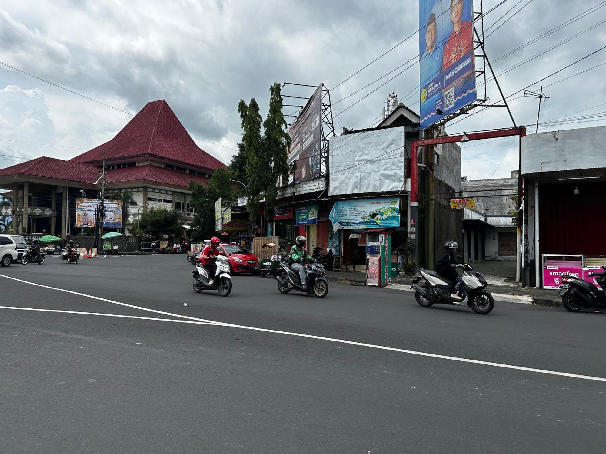 Oemah Jawa Guesthouse เจมเบอร์ ภายนอก รูปภาพ
