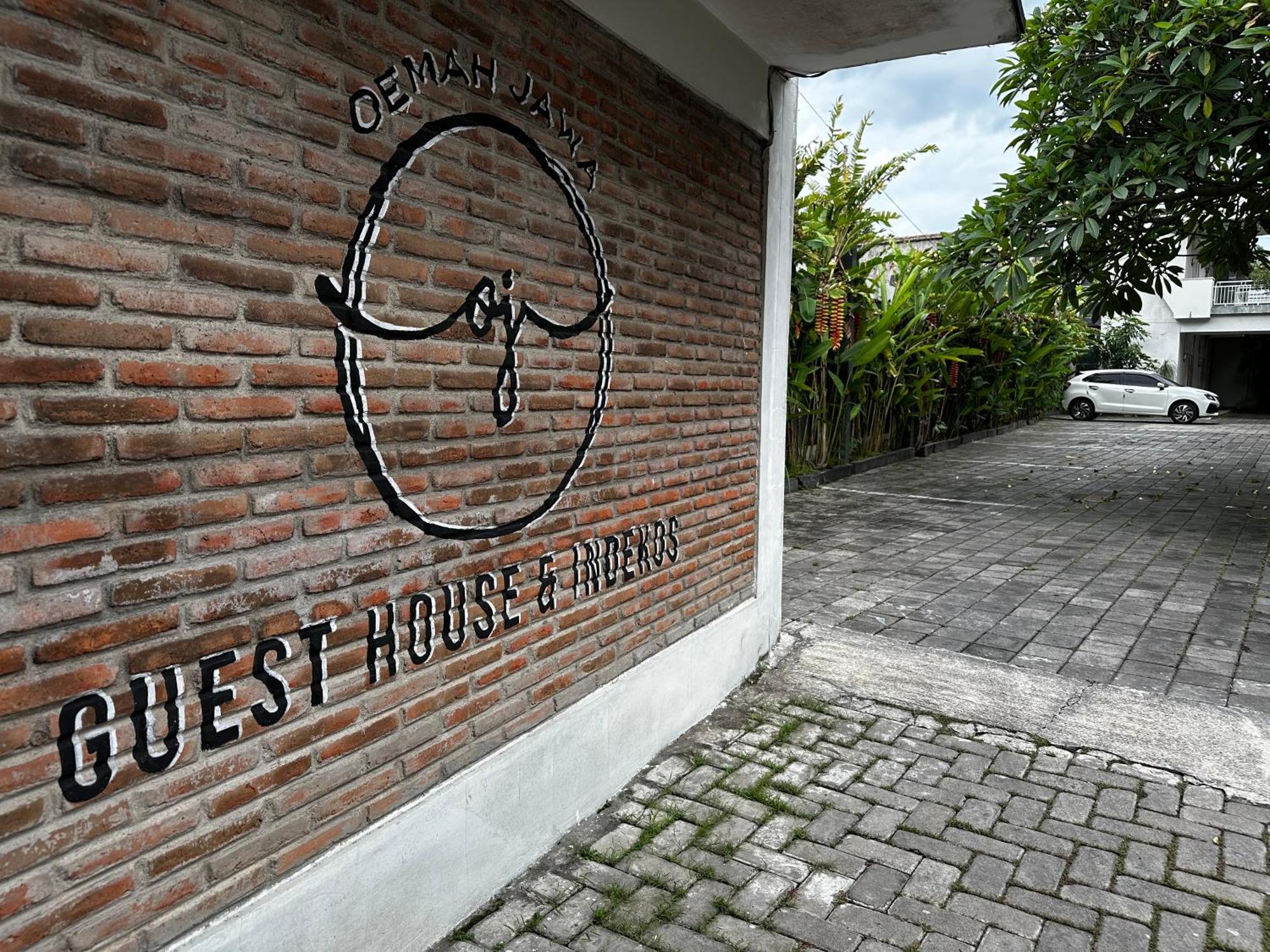Oemah Jawa Guesthouse เจมเบอร์ ภายนอก รูปภาพ