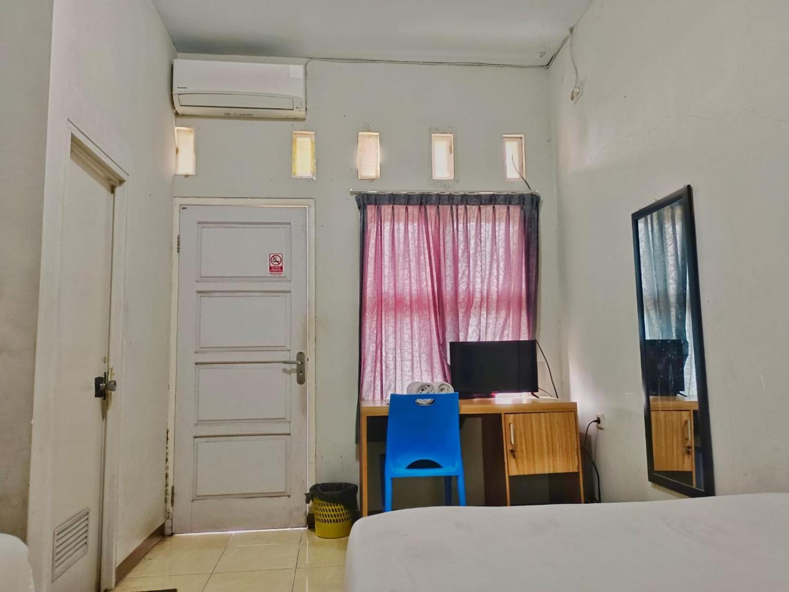Oemah Jawa Guesthouse เจมเบอร์ ภายนอก รูปภาพ